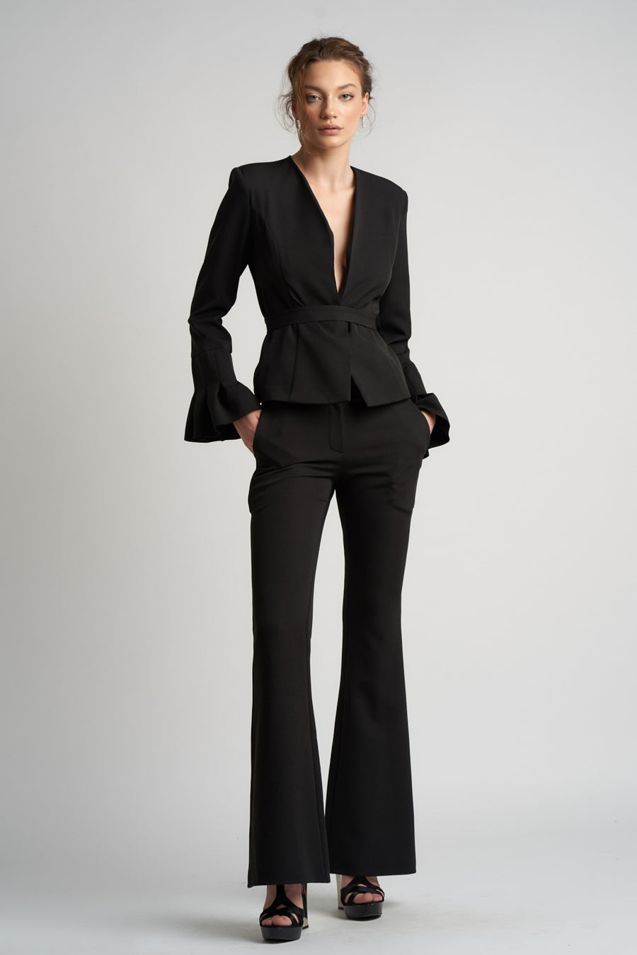 Costum elegant  cu sacou petrecut si pantaloni evazati