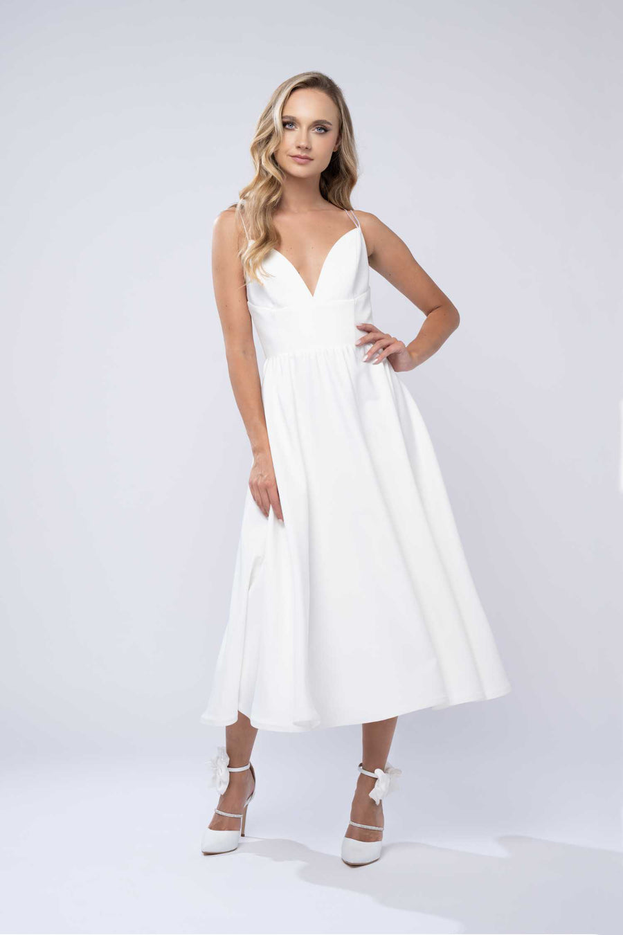 Rochie midi cu bretele fine si decolteu adanc