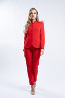 Costum red cu sacou cambrat si guler tunica