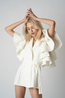 Sacou cu volane arhitecturale cu design feminin, croiala moderna si detalii statement Monarh Design