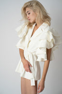Sacou cu volane arhitecturale cu design feminin, croiala moderna si detalii statement Monarh Design