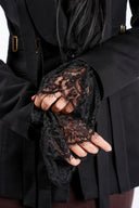 Mansete din dantela chantilly cu design feminin, croiala moderna si detalii statement Monarh Design