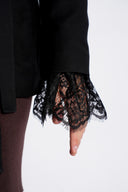 Mansete din dantela chantilly cu design feminin, croiala moderna si detalii statement Monarh Design
