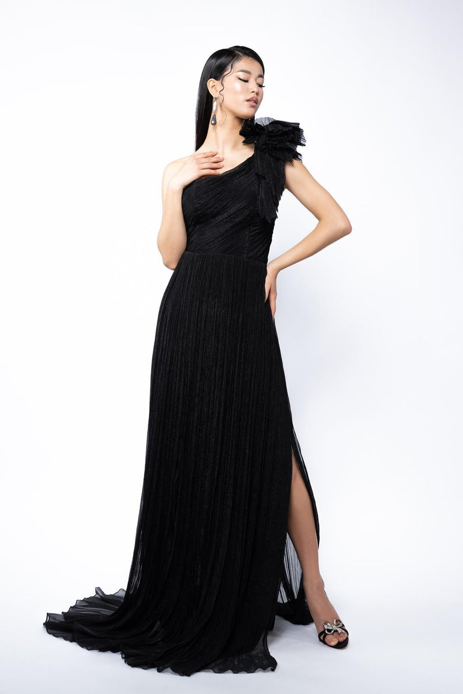 Rochie asimetrica din matase peliculizata cu un umar accesorizat