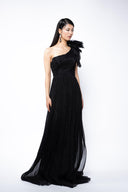 Rochie asimetrica din matase peliculizata cu un umar accesorizat