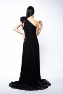 Rochie asimetrica din matase peliculizata cu un umar accesorizat