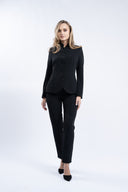 Costum black cu sacou cambrat si guler tunica