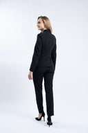 Costum black cu sacou cambrat si guler tunica