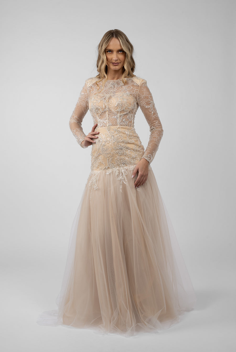 Rochie sirena cu dantela chantilly accesorizata