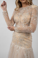 Rochie sirena cu dantela chantilly accesorizata