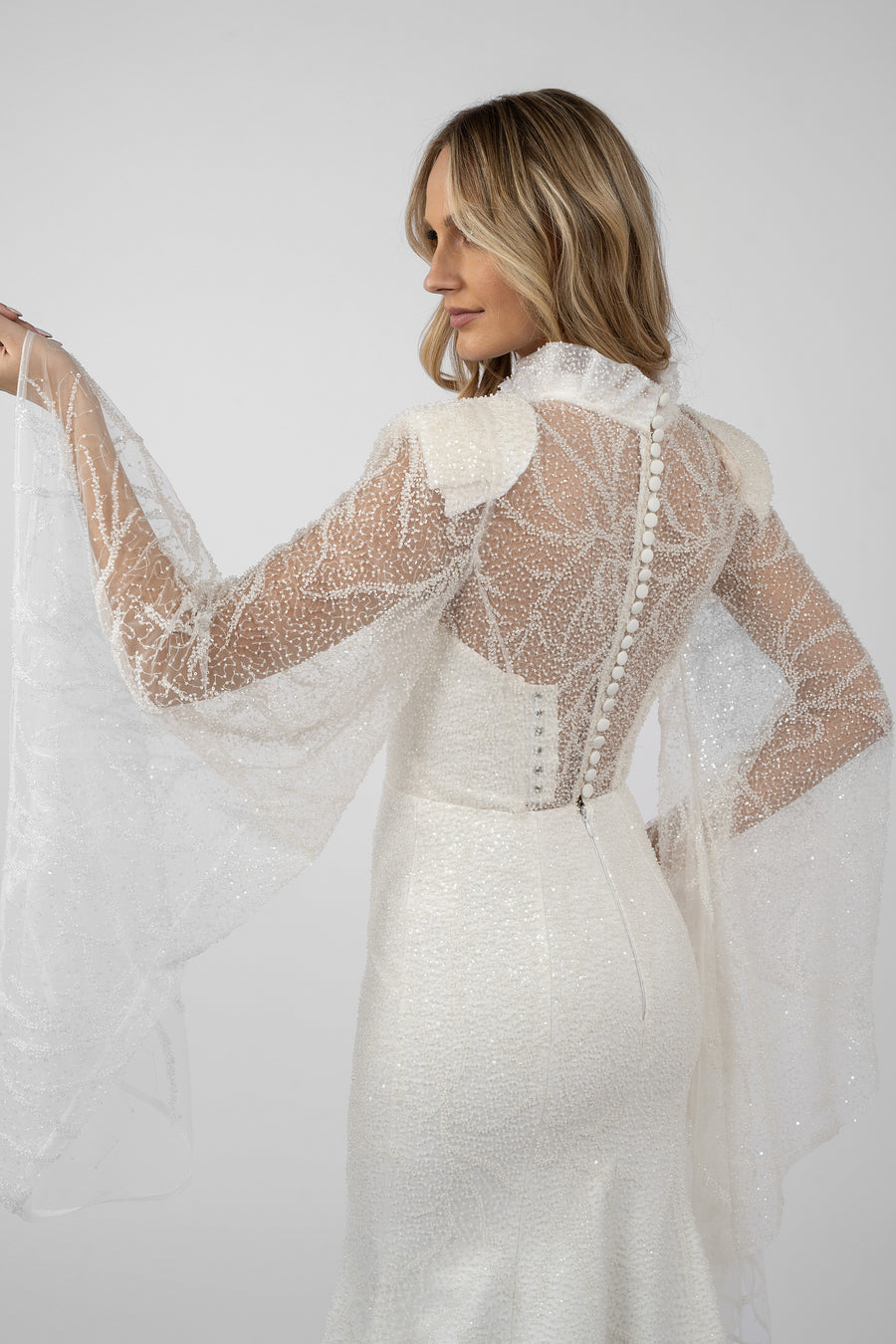 Rochie sirena cu broderie accesorizata și maneci evazate