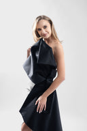 Rochie asimetrica cu funda arhitecturala
