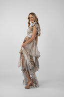 Rochie scurta cu imprimeu exotic si esarfe