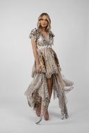Rochie scurta cu imprimeu exotic si esarfe