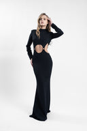 Rochie lunga cu decupaje si inele metalice
