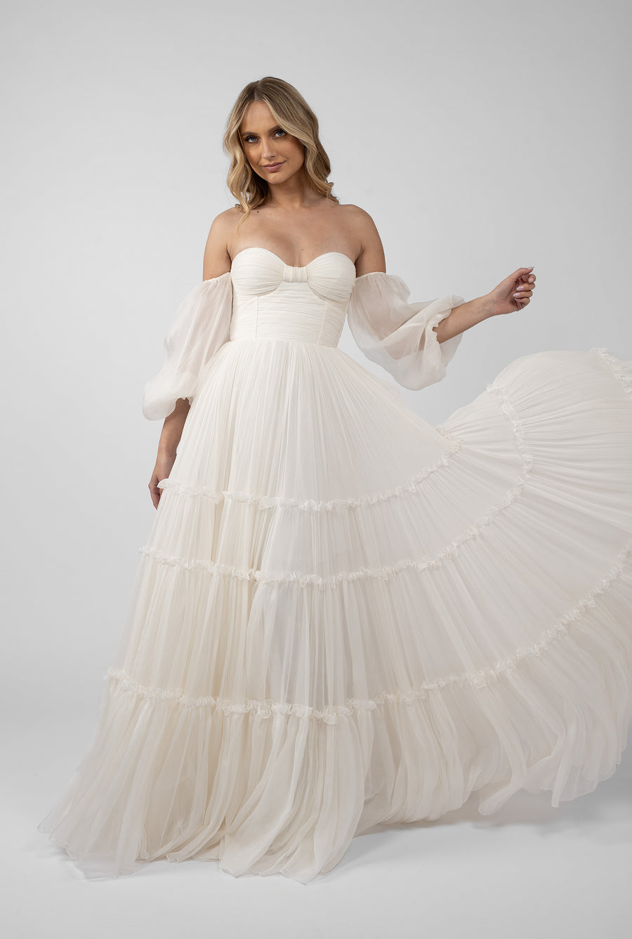 Rochie diafana cu volum spectaculos