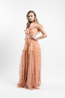 Rochie lunga din tulle moale cu volane ample si bust drapat
