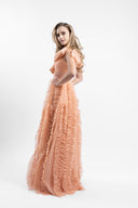 Rochie lunga din tulle moale cu volane ample si bust drapat
