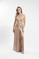 Rochie lunga aurie cu drapaje sculpturale si slit frontal