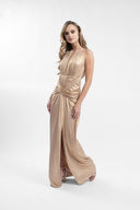 Rochie lunga aurie cu drapaje sculpturale si slit frontal