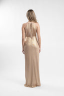 Rochie lunga aurie cu drapaje sculpturale si slit frontal