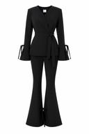 Costum elegant  cu sacou petrecut si pantaloni evazati