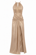Rochie lunga aurie cu drapaje sculpturale si slit frontal